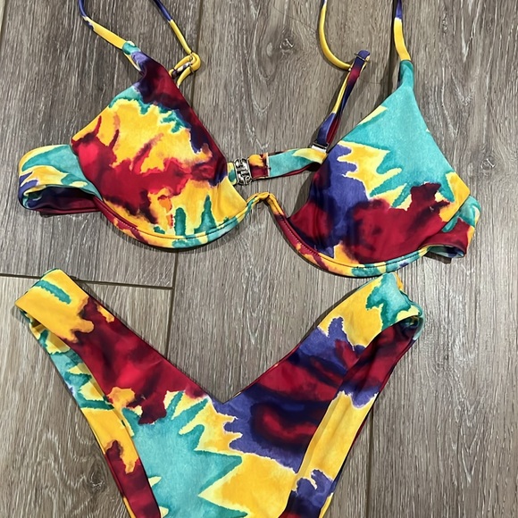 Bikini - Picture 2 of 3